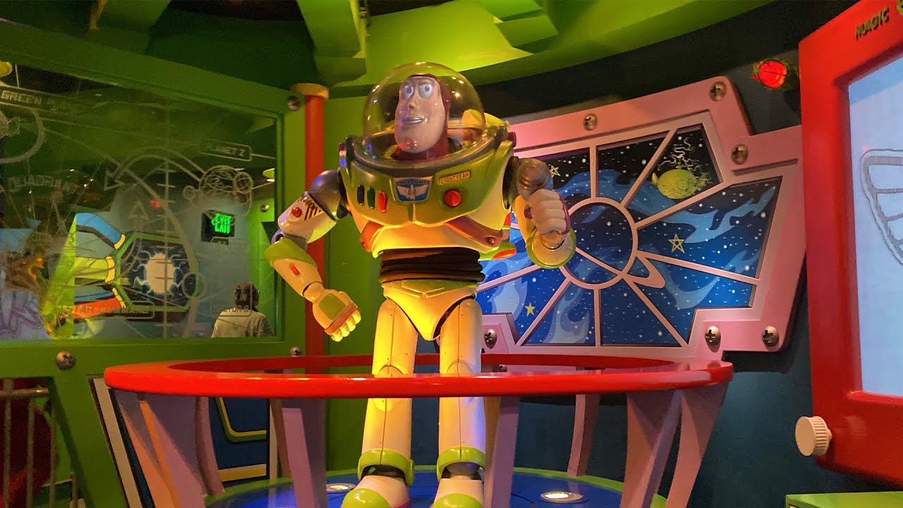 THE LINE OF BUZZ LIGHTYEAR ASTRO BLASTERS IN DISNEY PARK
