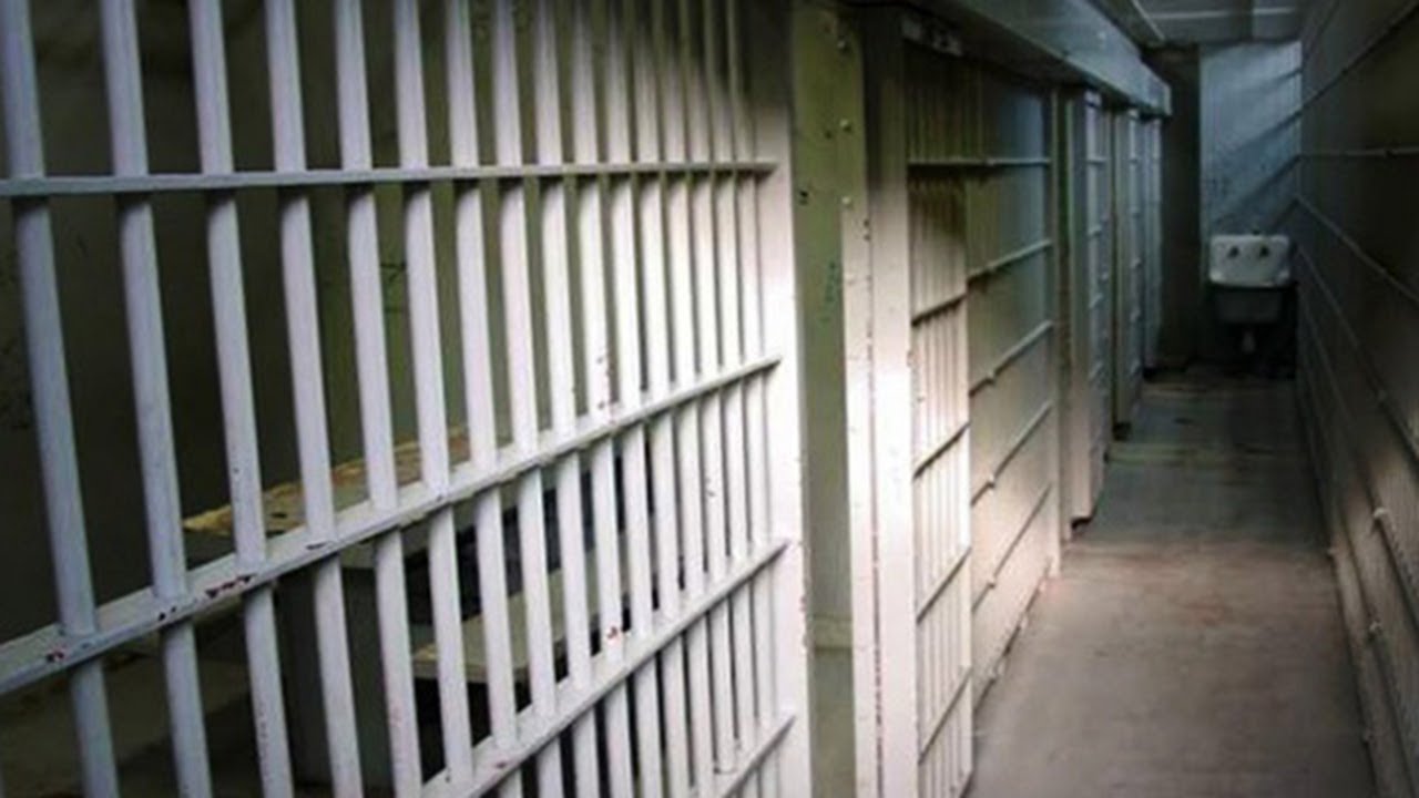 Former Chillicothe corrections officer admits to smuggling drugs into prison
