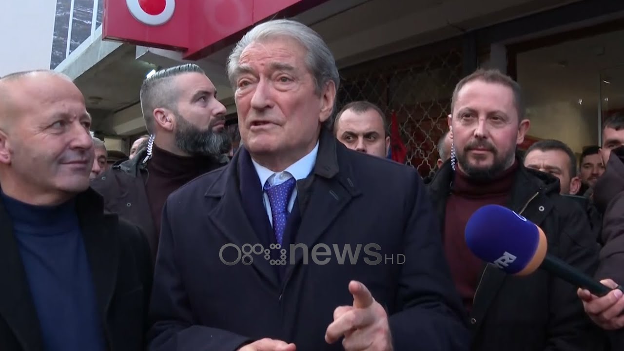 'Hasi demokrat' Berisha improvizon Foltore në Krumë: Vasali i Vuçiç ja doli të marrë peng kreun e PD