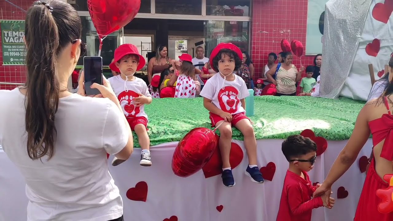 Desfile cívico em comemoração aos 154 anos de Araçuaí