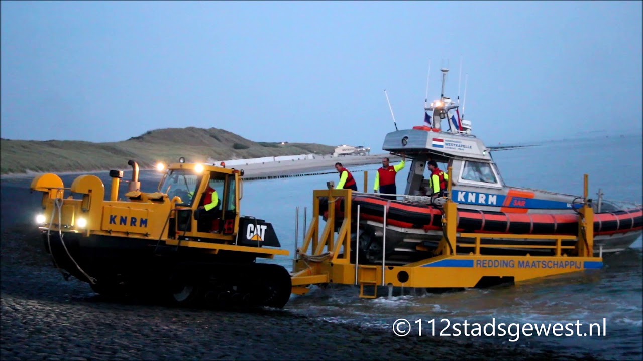 KNRM Westkapelle probeert uit de zee te komen