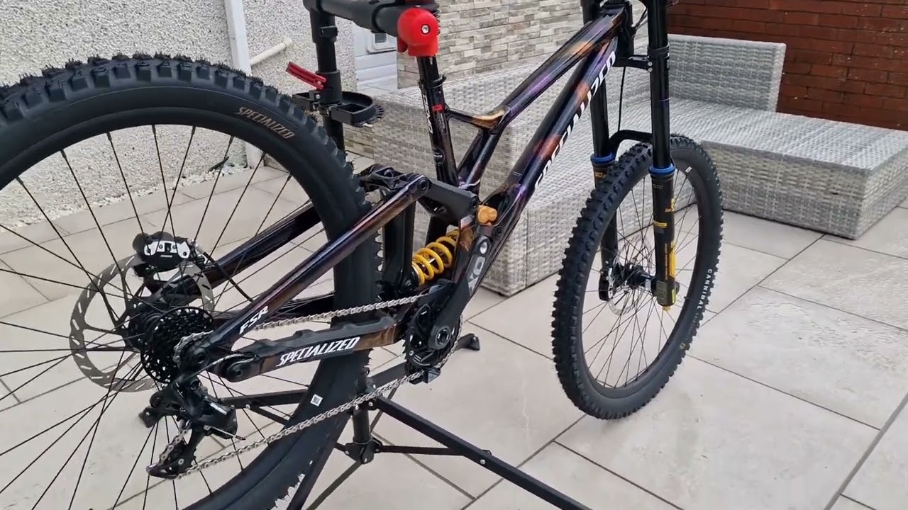 Specialized Demo Race 2025 walk-around. Colour: Gloss Obsidian / Brushed / Chameleon Supernova