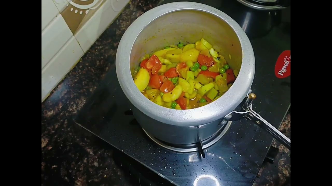 आज माँ रीता की रसोई में बनी Banarasi style की स्वादिष्ट आलू मटर लौकी की सब्जी#maa rita ki rasoi 🙏