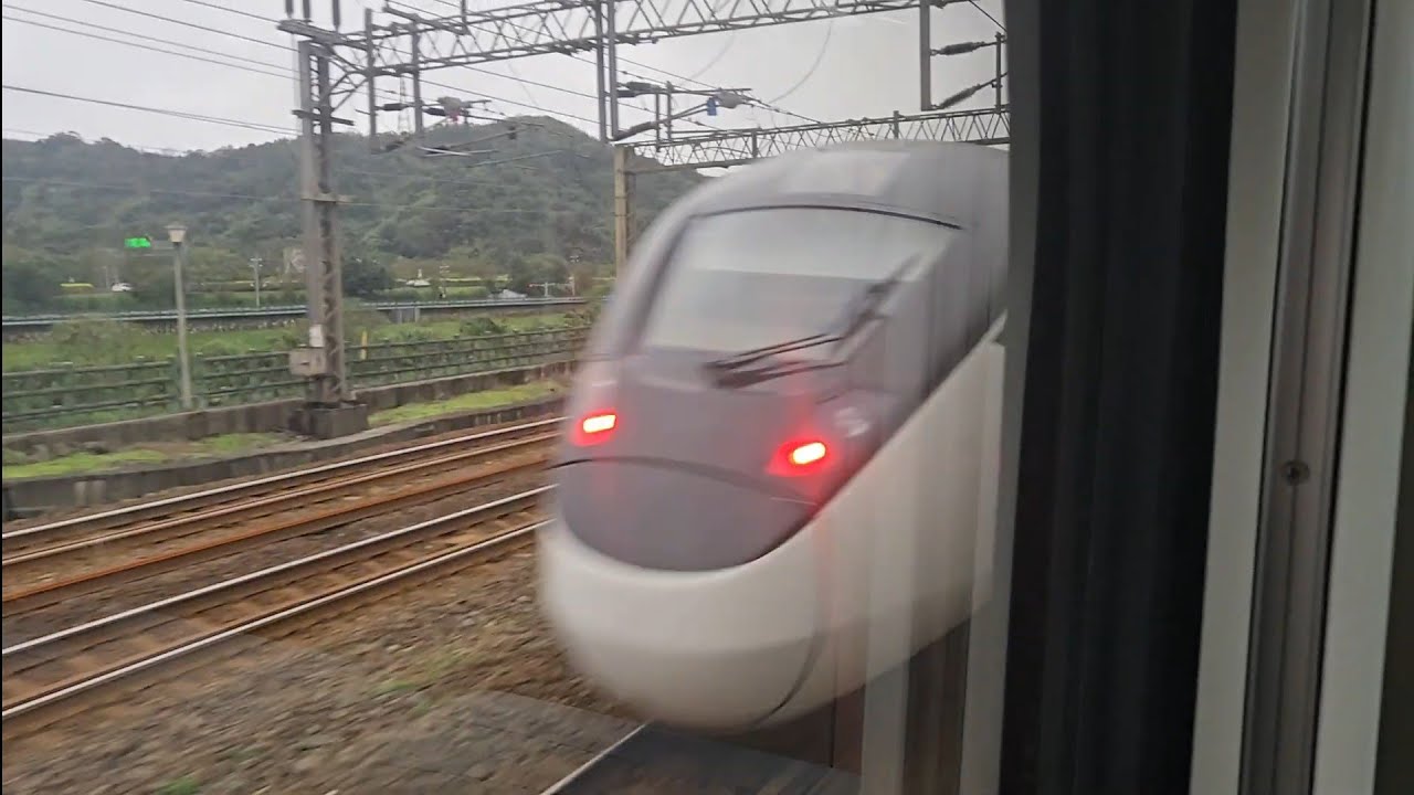434次樹林發車開往新左營的EMU3000型十二輛編組EMU3003皮蛋豆腐騰雲號紅色帶新城際自強號列車，和2033次七堵發車經由海線開往彰化的銀綠色微笑號EMU900型十輛一編組EMU916區間快車