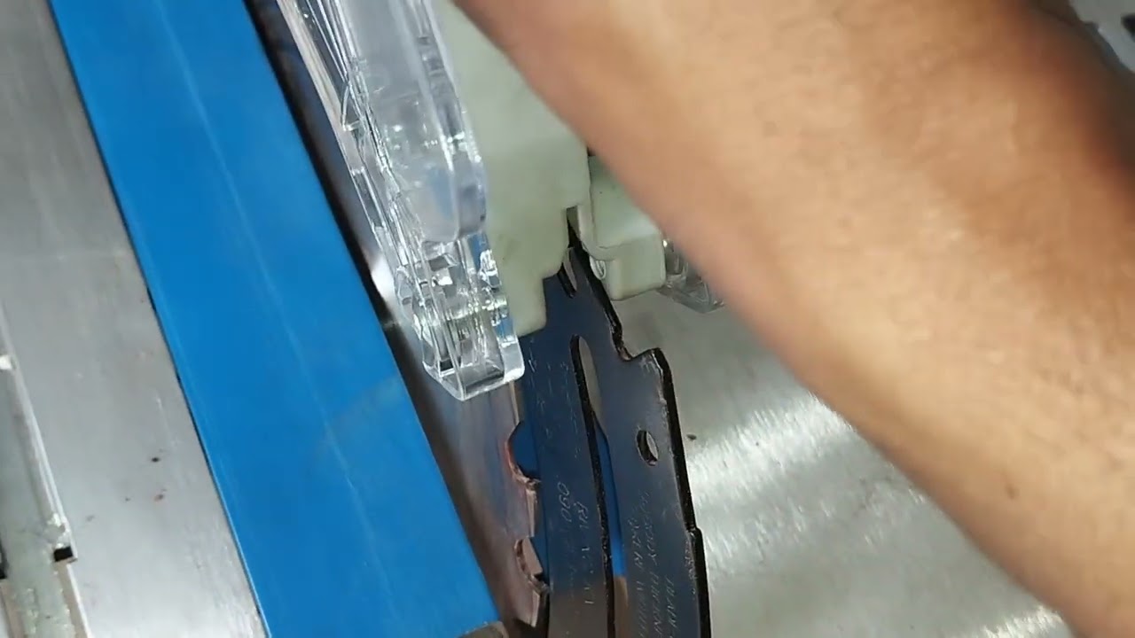 Como instalar  a proteção do disco da serra de bancada fortG FG3011X