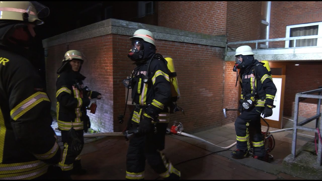 FEUER IN 5. ETAGE - SECHS PERSONEN UND ZWEI KATZEN GERETTET - FEUERWEHR UND DRK IM EINSATZ