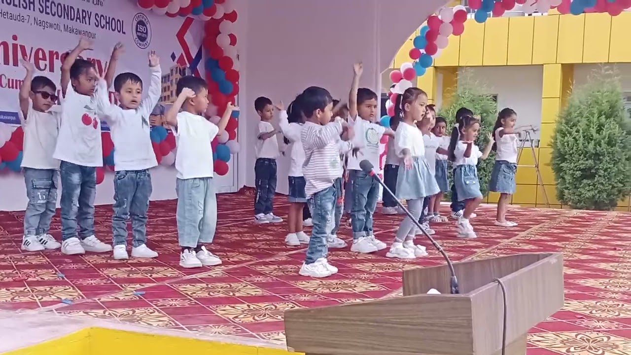 2081 को तासिर स्कुल मा वार्षिक कार्यक्रम मा सहभागी हुँदै l LKG का भाइबहिनी हरु।