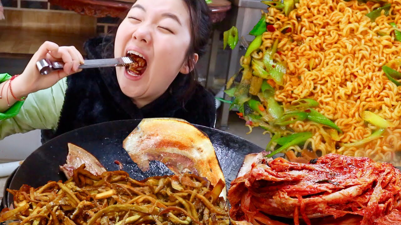 병맛더빙)시골 먹방 브이로그🔥솥뚜껑라면 솥뚜껑 통삼겹살 MUKBANG VLOG
