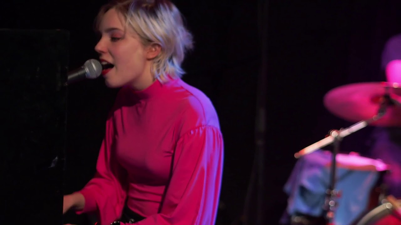 Rebekka Holi & Yhtye - Lääkärisetä LIVE @KokoTeatteri