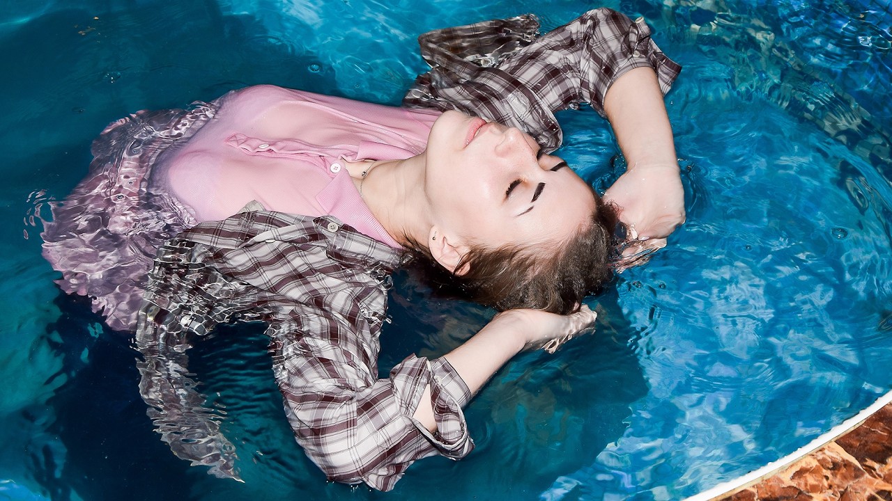 WETLOOK! POSITIVE GIRL DIVES INTO THE POOL AND ALL HER CLOTHES GET WET, POSES, SMILING AND RELAXING!