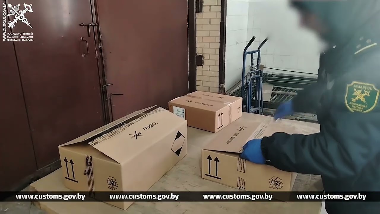 Партию туалетной воды намеревались незаконно ввезти из Литвы по заниженной в два раза стоимости