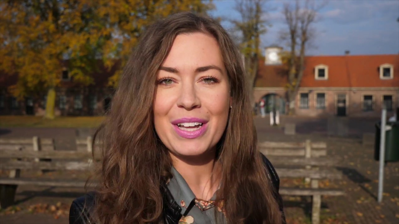 Denise checkt hoe Kidsproof het Gevangenismuseum is