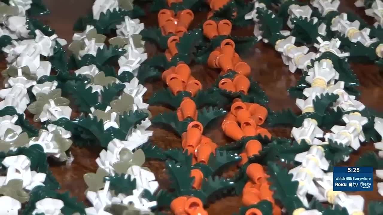 Бабушка с острова Мауи делает цветочные гирлянды из конструктора LEGO.