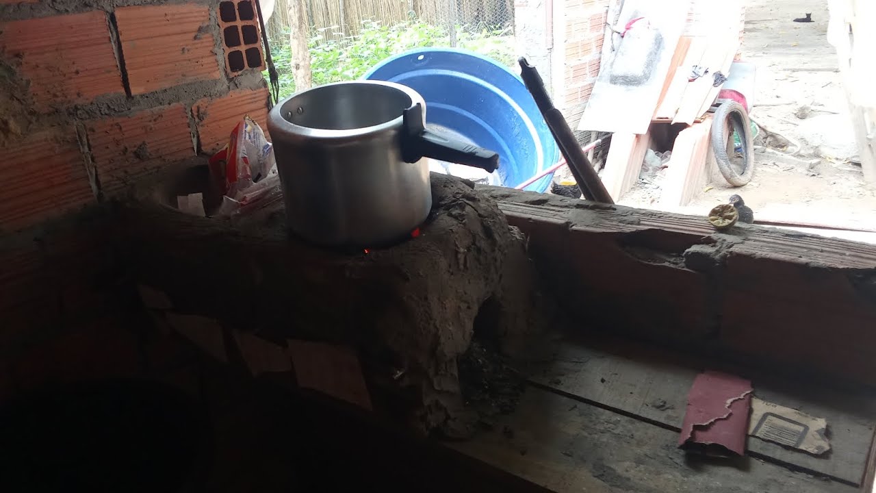 Hoje fiz comida no carvão eu gosto muito cozinhar no carvão 😋😋😋 muito bom 😋