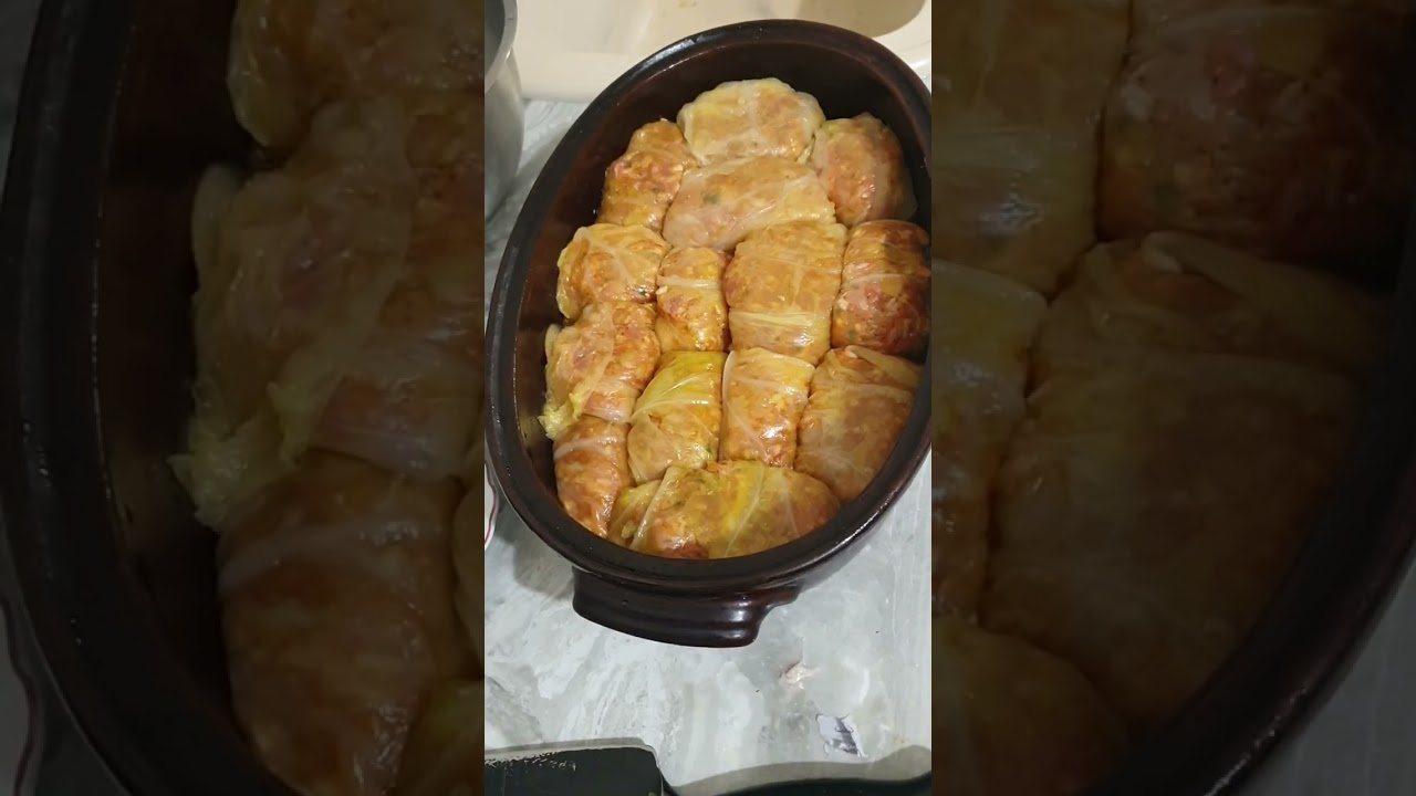 ГОЛИ САРМИ В ЛИСТА ОТ КИСЕЛО ЗЕЛЕ.