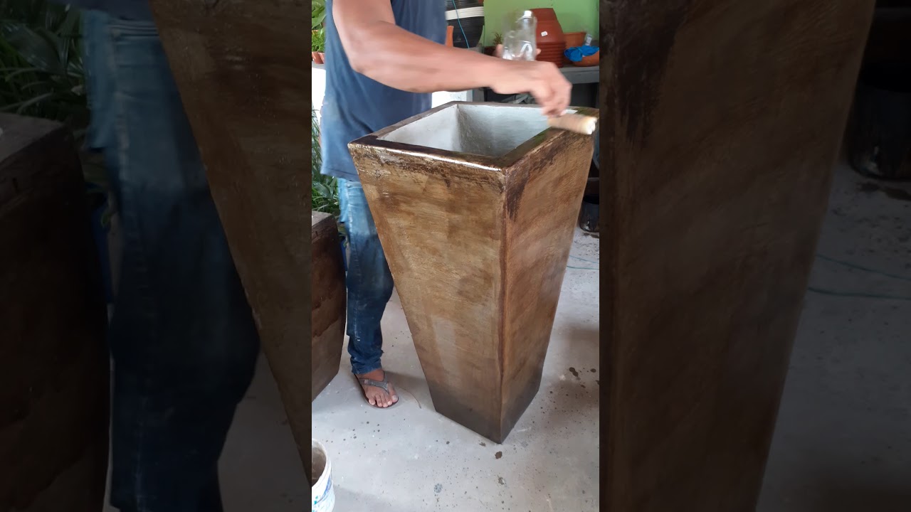 pintura em vasos de cimento com betume e resina.