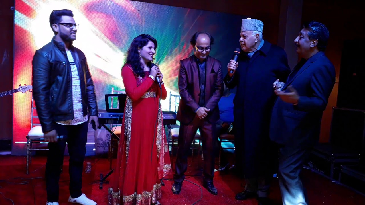 Dr Farooq Abdullah, former Chief Minister of J&K  singing song in Jammu...mulaqaat ho na ho..