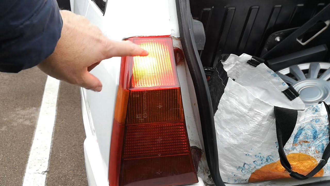 Feux stop constamment allumés sur Citroën AX (contacteur pédale frein)