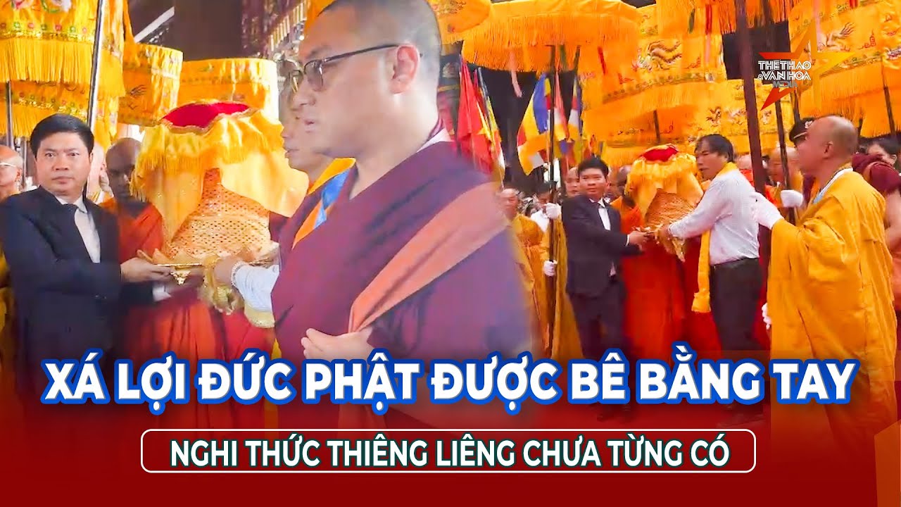 Xá lợi Đức Phật được RƯỚC BẰNG TAY thay vì KIỆU lên điện Tam Thế-Nghi thức thiêng liêng chưa từng có