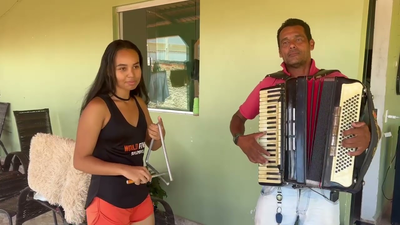 eu e minha sobrinha fazendo aquele belo forro (Deni sanfoneiro oficial)
