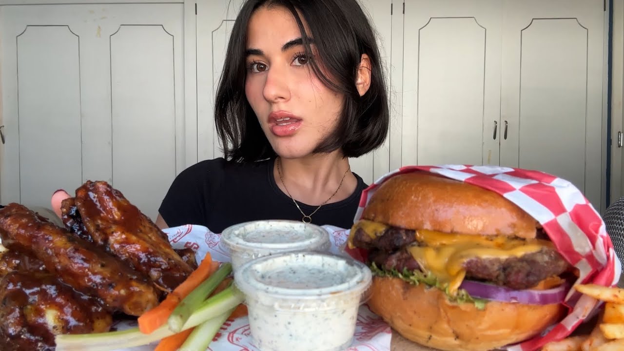 ASMR ♡ COMIENDO CHICKEN WINGS Y HAMBURGUESA DOBLE 