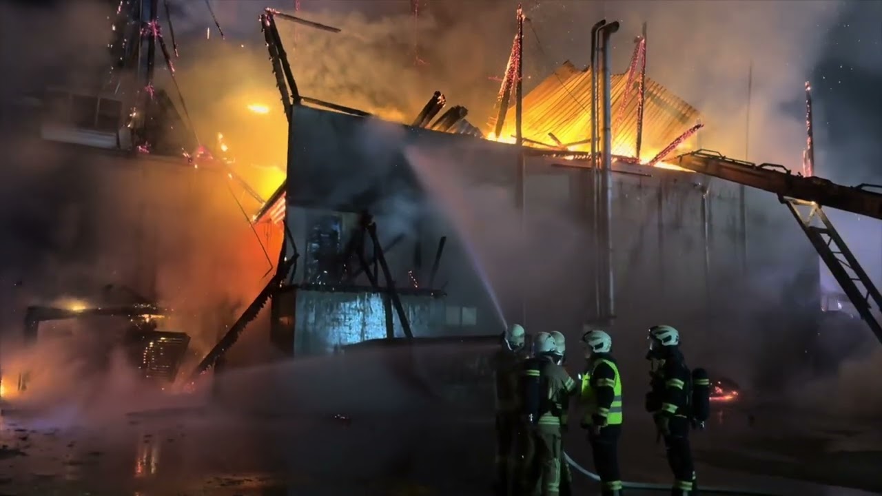 Großbrand in Hackschnitzelanlage bei Loacker Recycling in Lustenau