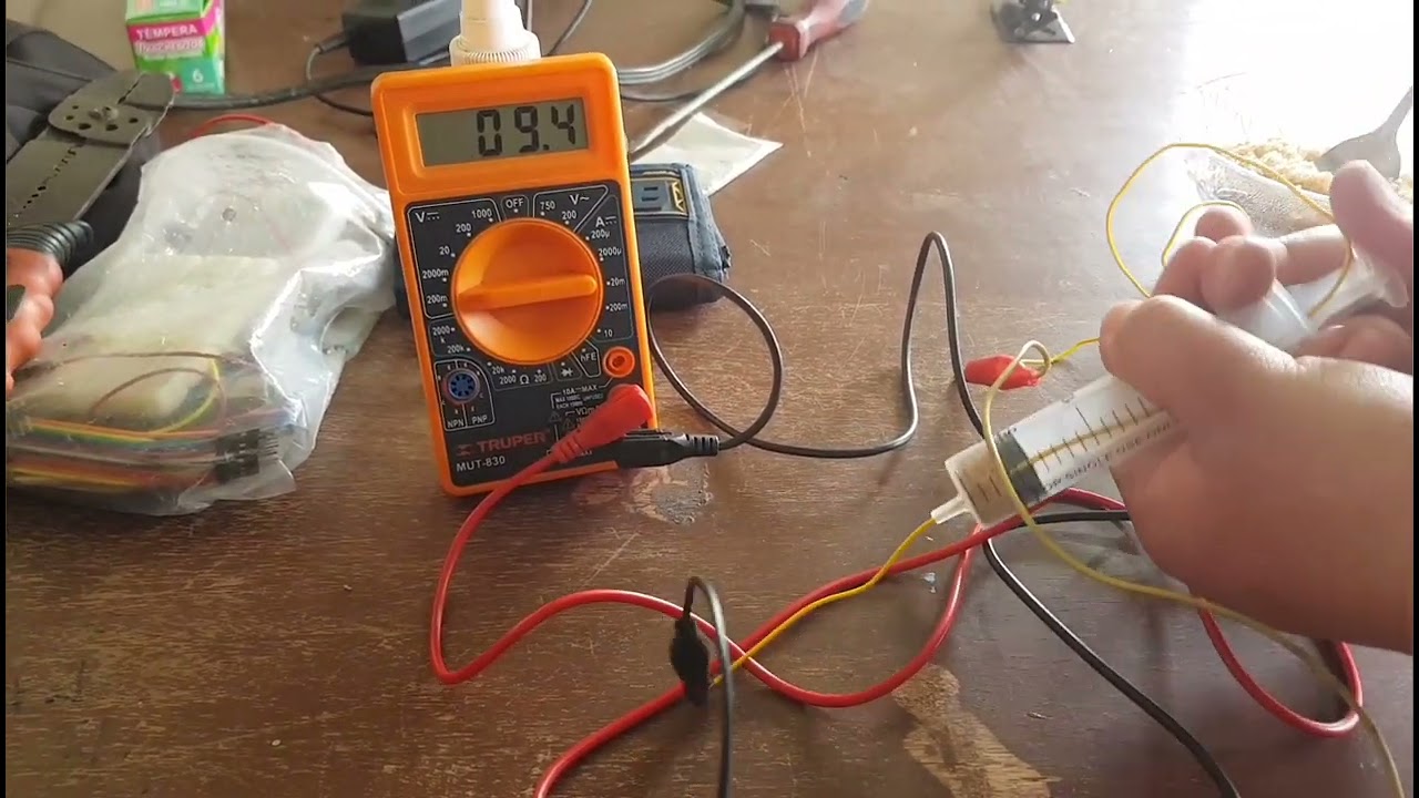 Demostraci&oacute;n de la piezoelectricidad del cuarzo, az&uacute;car y sensor piezoel&eacute;ctrico.