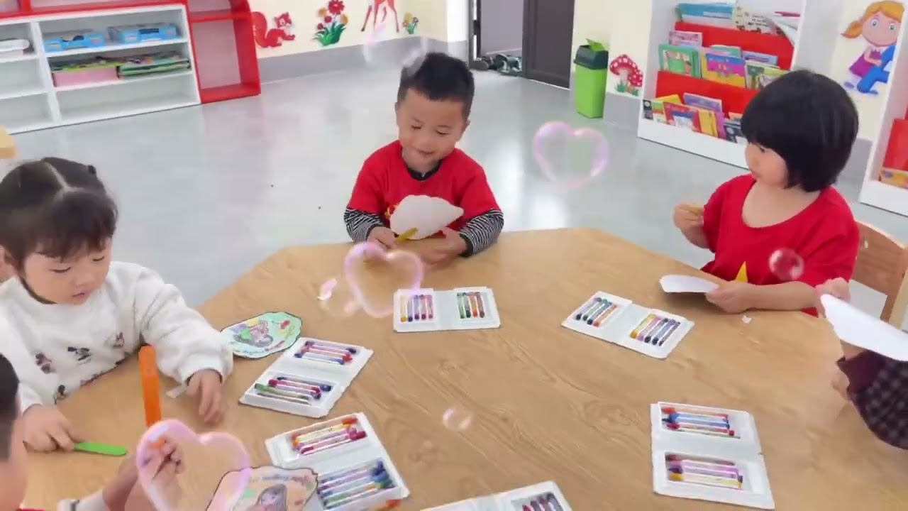 Lớp 3 tuổi A gửi video Làm quạt tặng mẹ