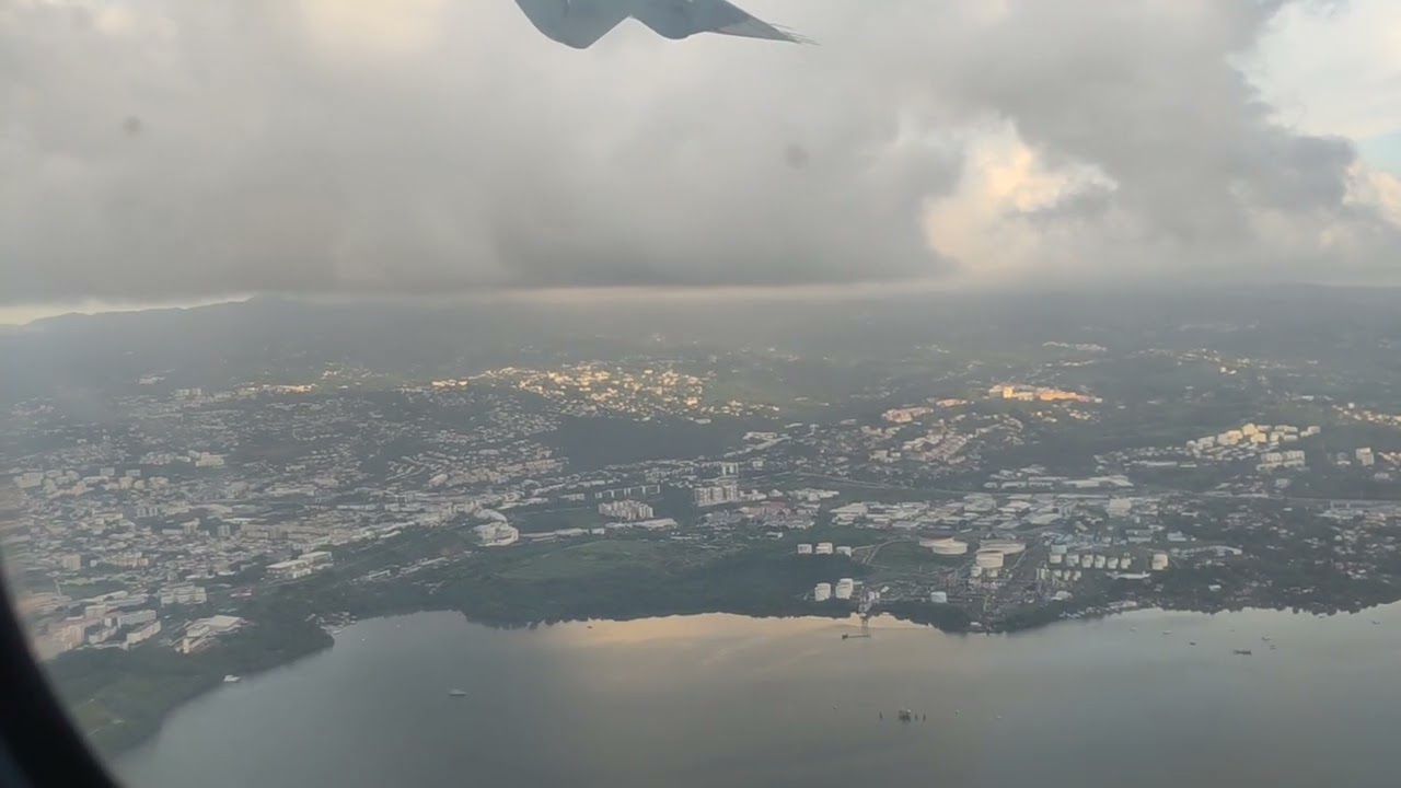 Décollage aéroport Aimé Césaire, survol de la Martinique tôt le matin