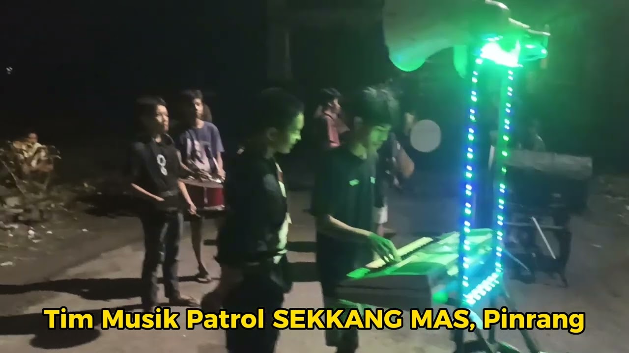 Asyiknya kebersamaan Tim Musik Patrol SEKKANG MAS dan REMAJA BULU Pinrang. bangunkan warga SAHUR