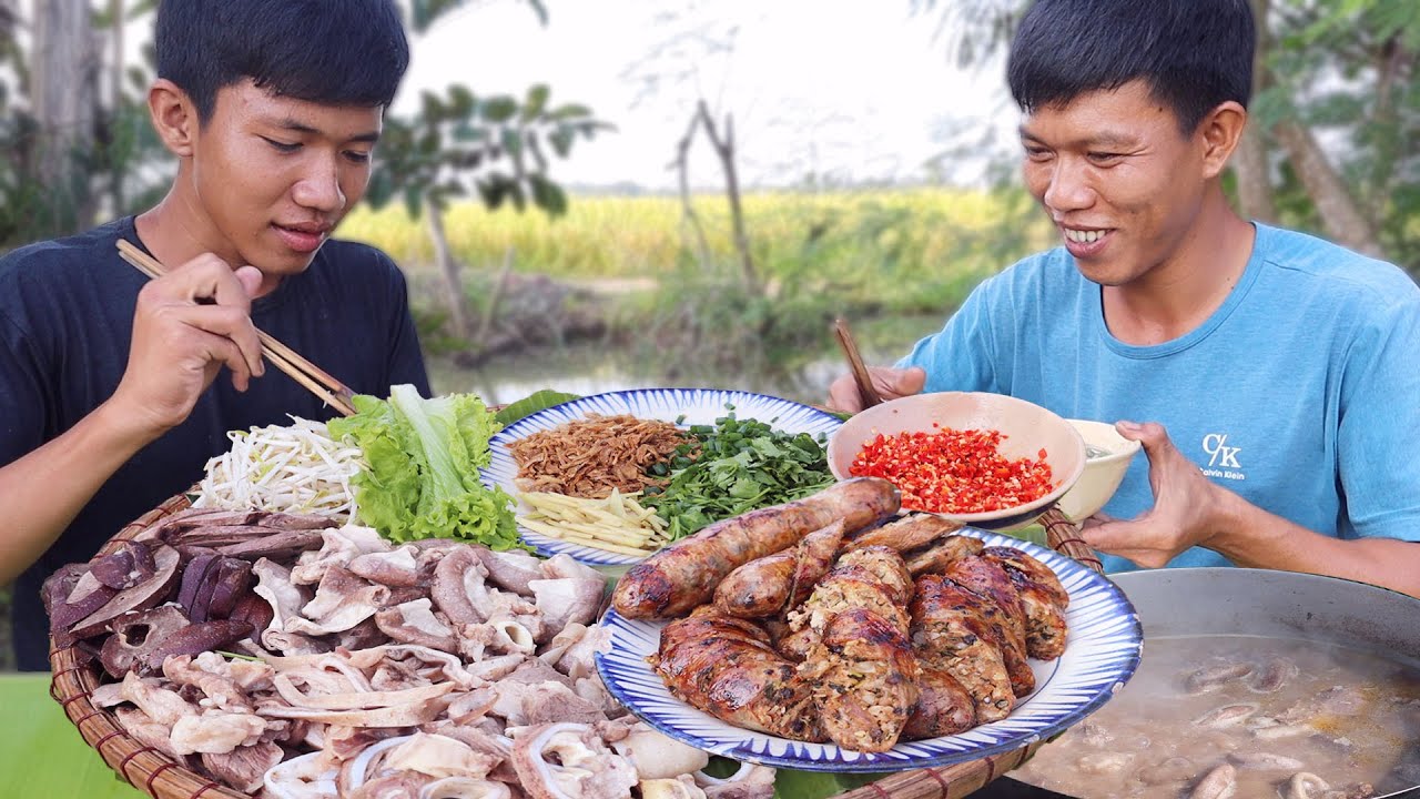 Готовим вкусную кашу из свиных кишок в полевых условиях | VTNam Vlog #43
