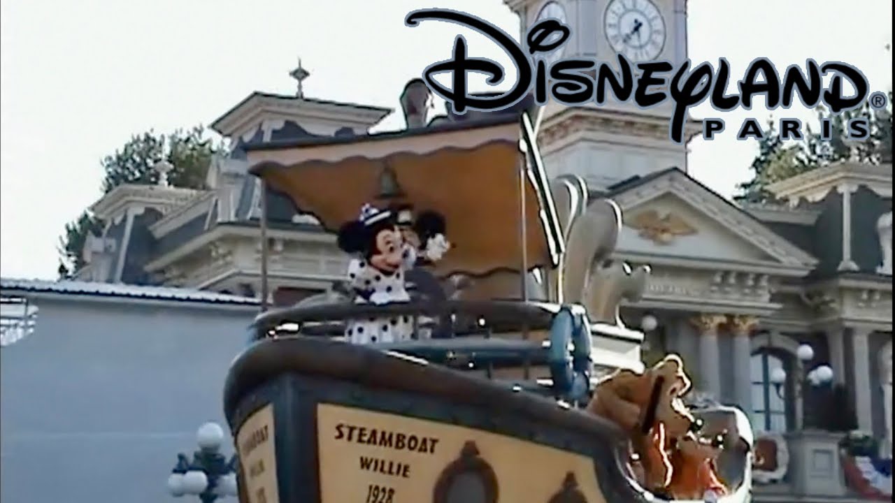Disneyland Paris Dancing a catchy rhythm parade - you have to see this