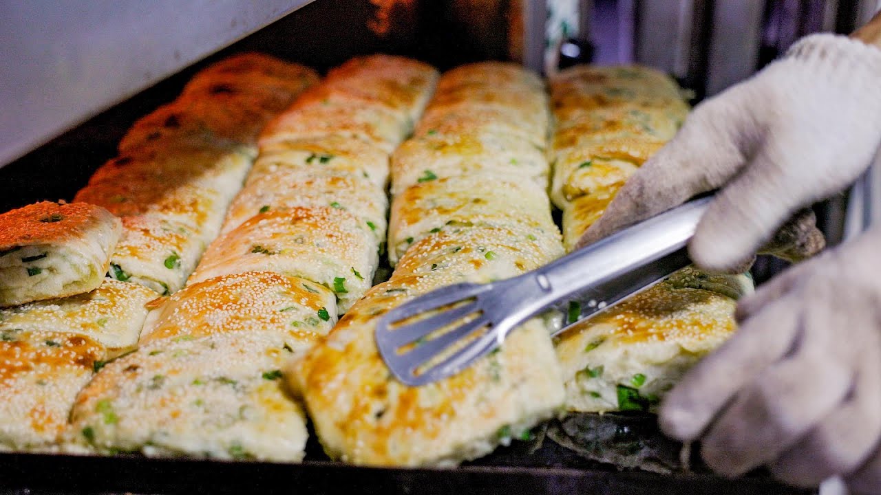 булочка с перцем и зеленым луком, запеченный хлеб на пару, приготовление рулета из яичных блинчиков
