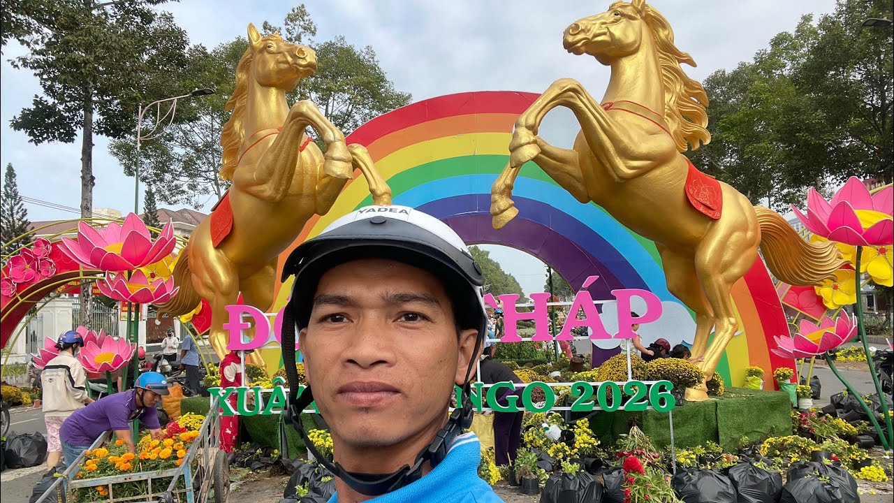 Mùng 6 Tết Bà con chen nhau nhặt hoa ở đường hoa Cao Lãnh Đồng Tháp