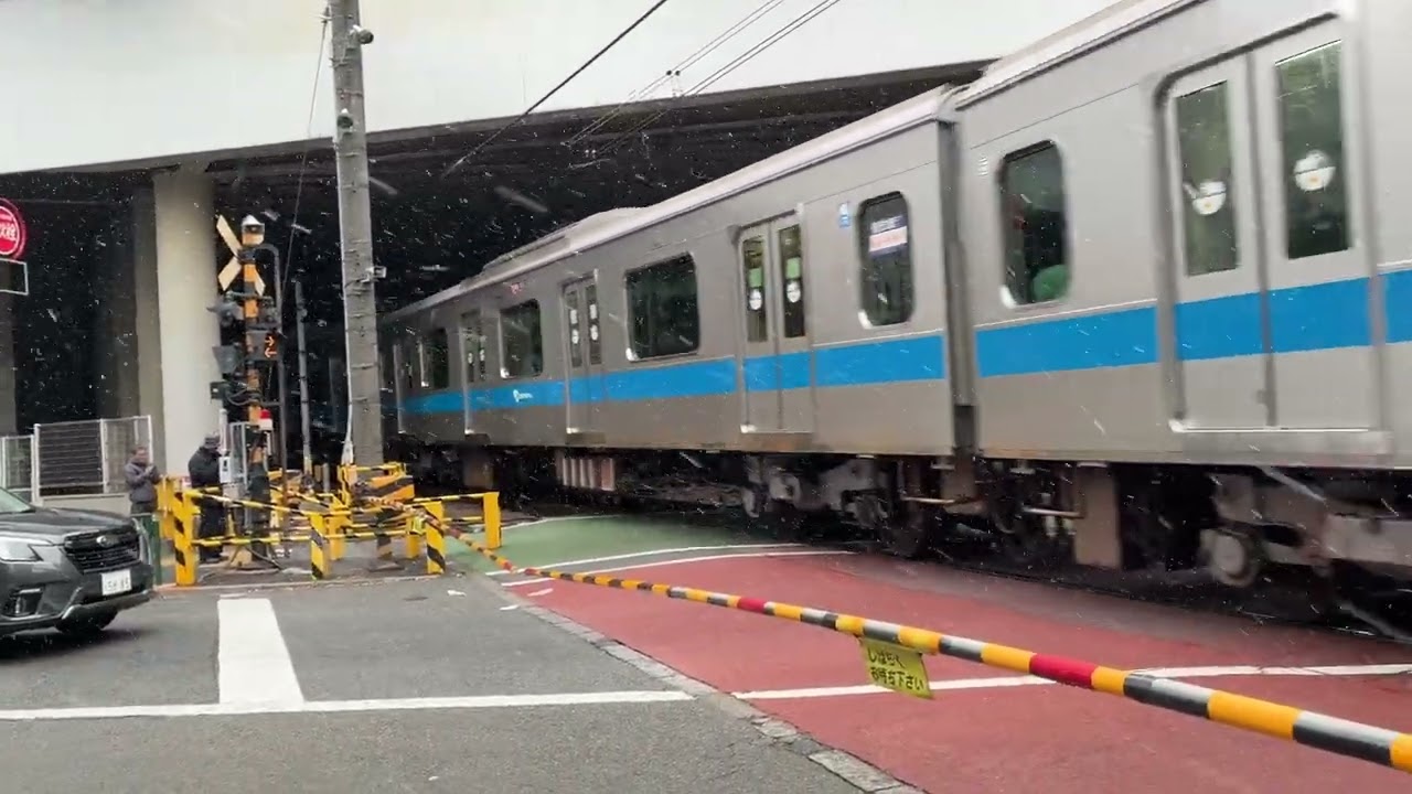 小田急4000系4066Fが快速急行新宿行きとして雪の降る新宿駅に入っていくシーン　2026年2月7日午後13時02分撮影