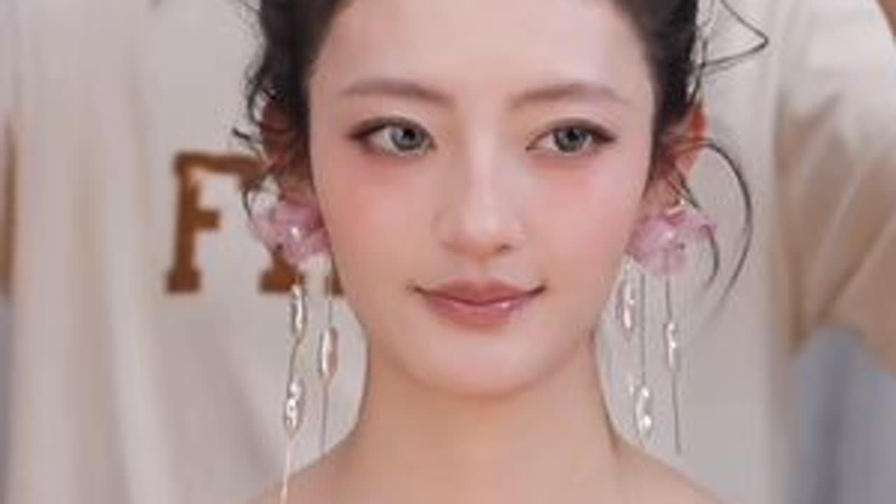 这歌氛围感花苞丸子头太好看啦！ 姐妹呢赶紧一起学起来吧～#花苞丸子头 #喜看造型 #抽丝造型 #丸子头 #订婚妆造教程