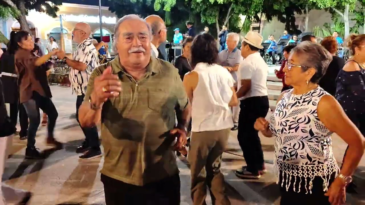 9 de diciembre 2025 - Baile en el Parque de Santiago en Mérida Yucatán. Video 3.