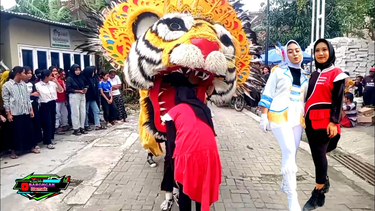 Wanita cantik dicaplok barongan macan kuning