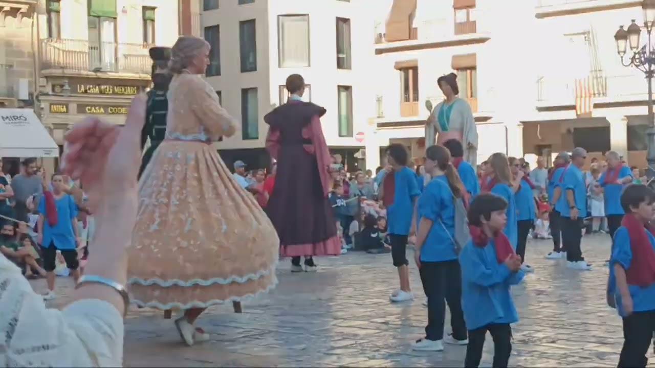 Gegants Fadrins , Vitxets i Japonesos ballant a la Pla&ccedil;a Mercadal  - Corpus 2024