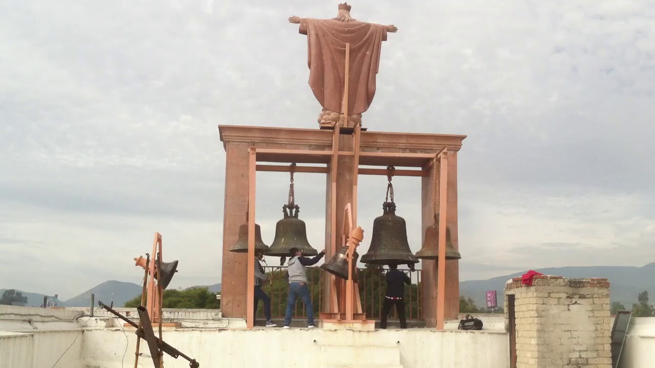 repique de campanas segunda llamada en la parroquia de San Agustín