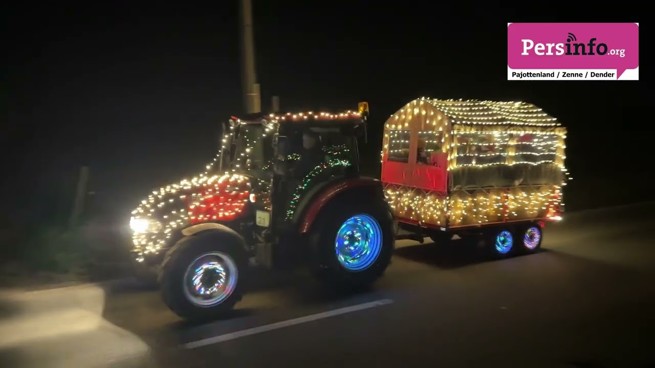 Verlichte oldtimer tractoren rijden door Bever
