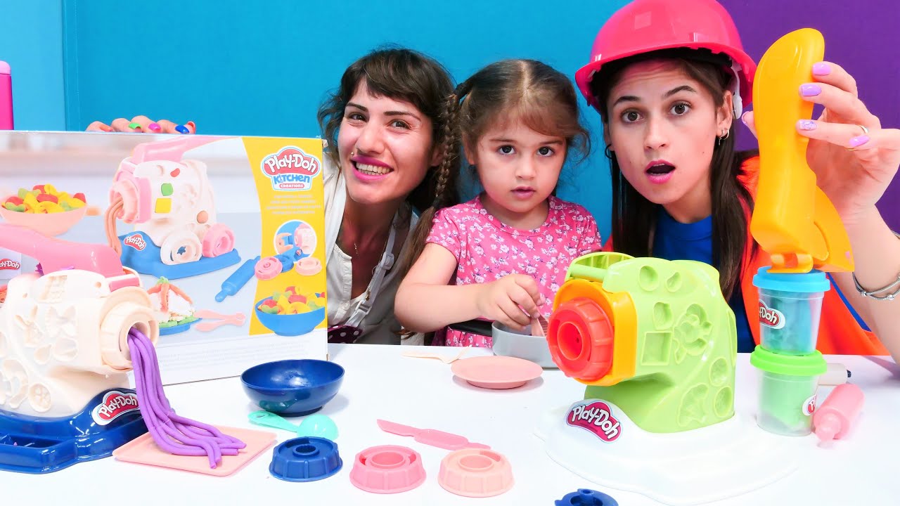 Çocuk videoları. Ayşe, Defne ve Ümit ile makarna yapıyoruz. Hamur oyunları