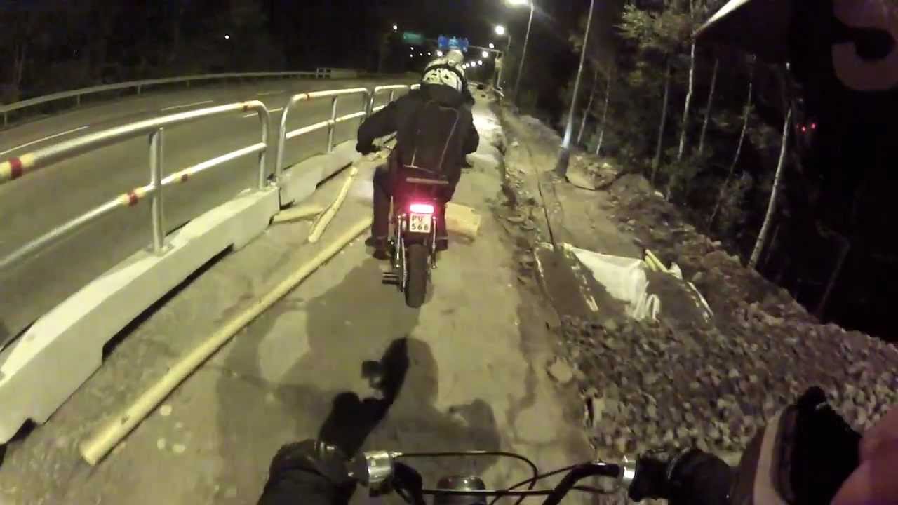 poliisin kanssa ajeluu.