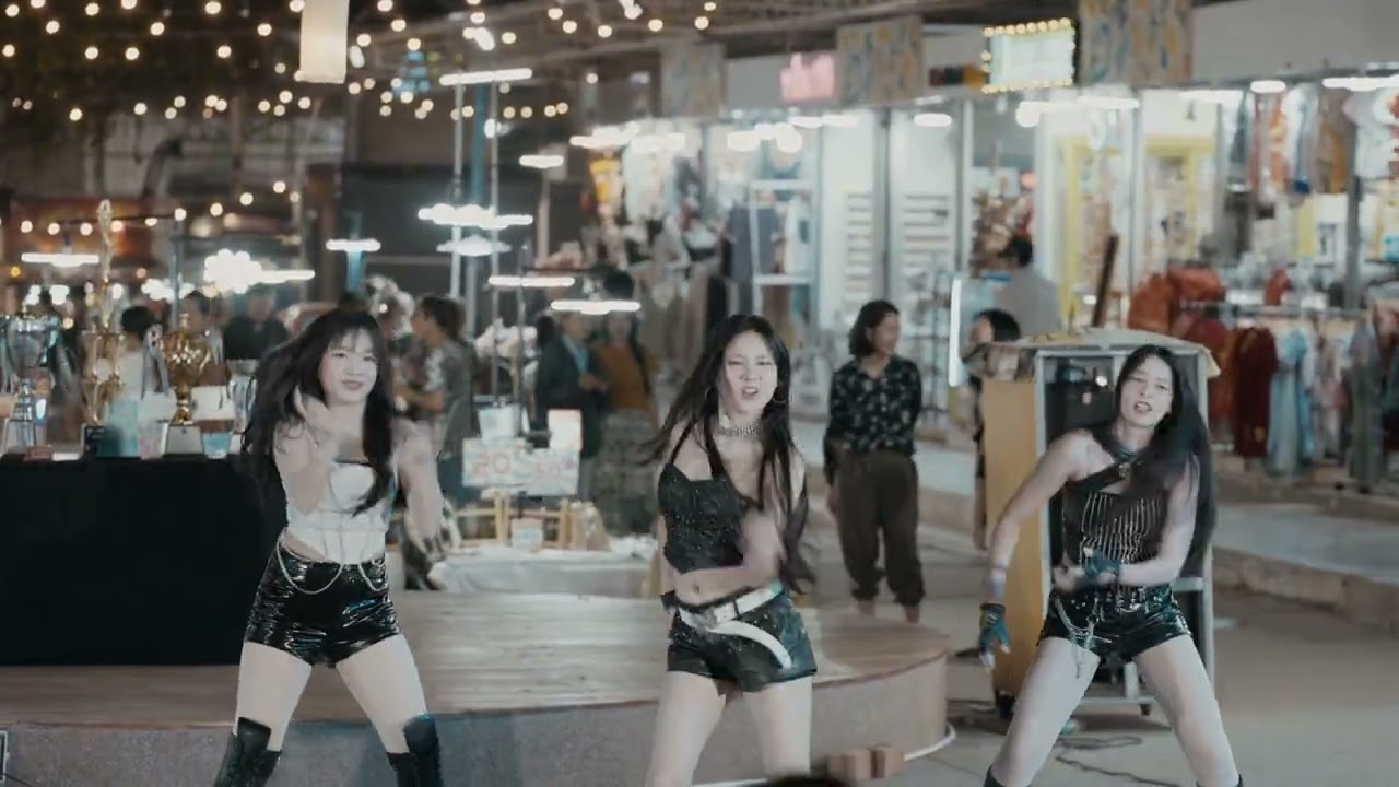 ไอควีนโชว์ ที่ตลาดต้นตาลขอนแก่น