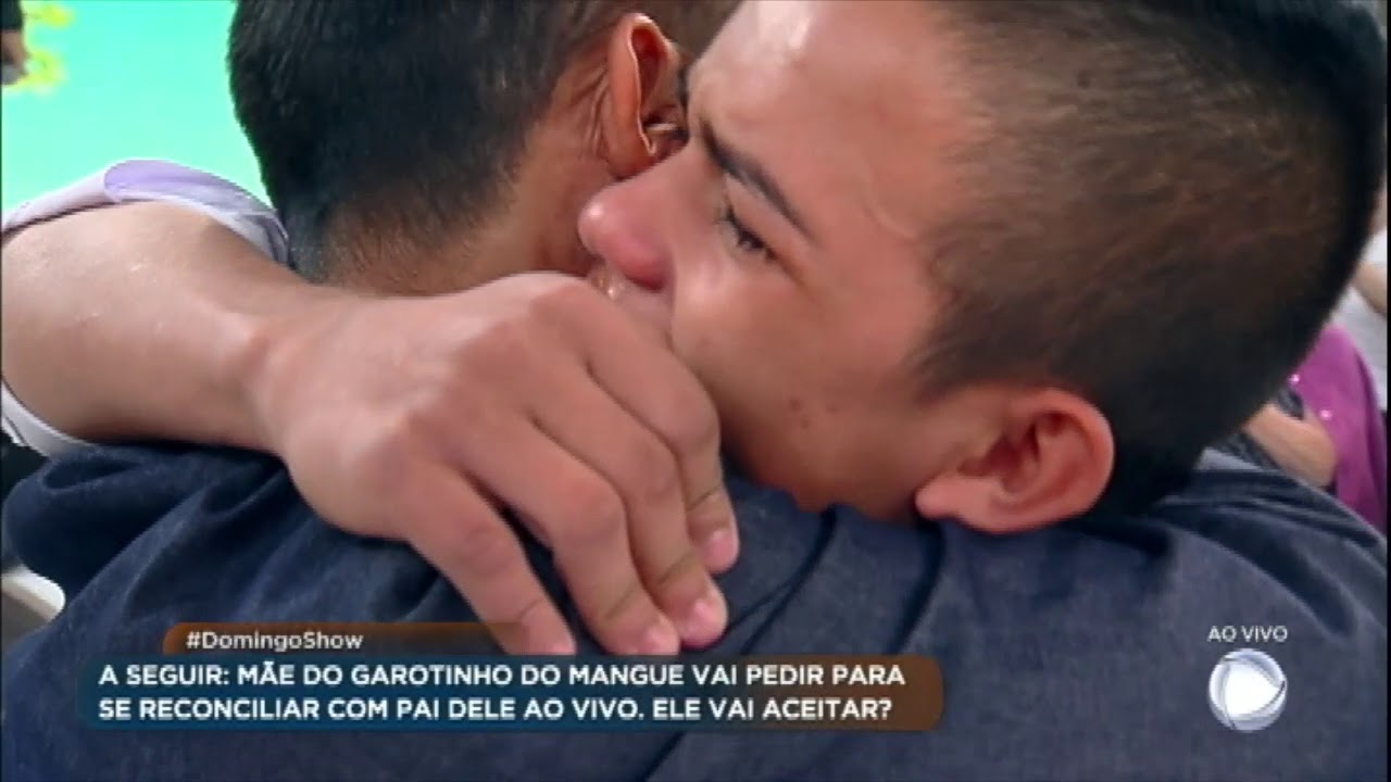 Emocionado, Jonilson reencontra o pai e canta no palco do Domingo Show