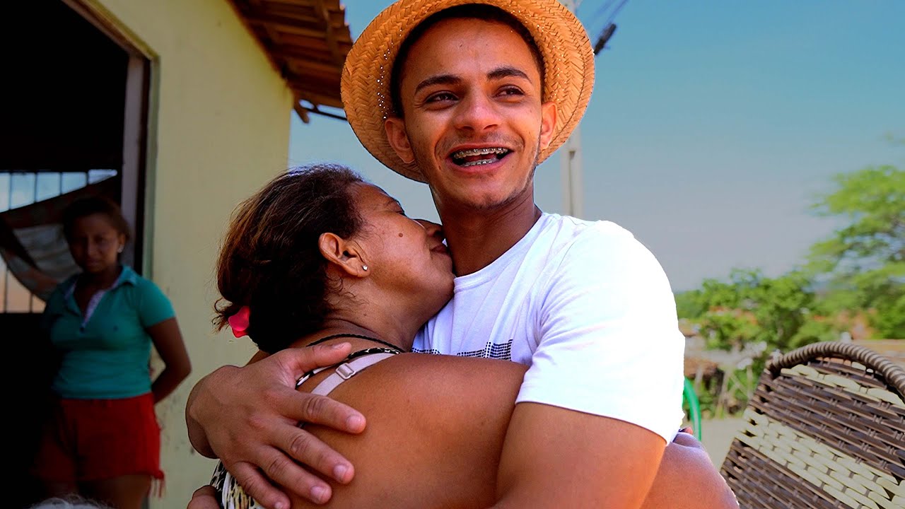 MENINO DO IMBU SE EMOCIONOU AO LADO DE SUA MÃE