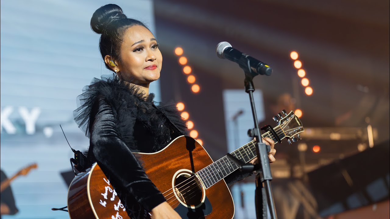 ကြယ် ~ Phyu Phyu in London