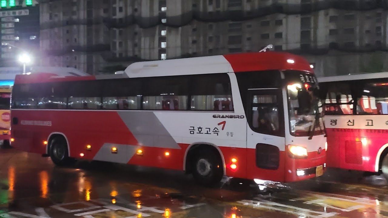 금호고속 직행부 순천, 순천북부 → 운암동, 광주행 시외버스 운암동정류장 → 광주 유스퀘어 17년식 뉴그랜버드 이노베이션 선샤인 우등 야간 앞면 주행