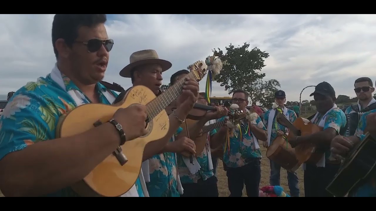 Folia de Reis Marques de Macedônia e o violinista Zeca Pateis e seu filho Matheus Henrique