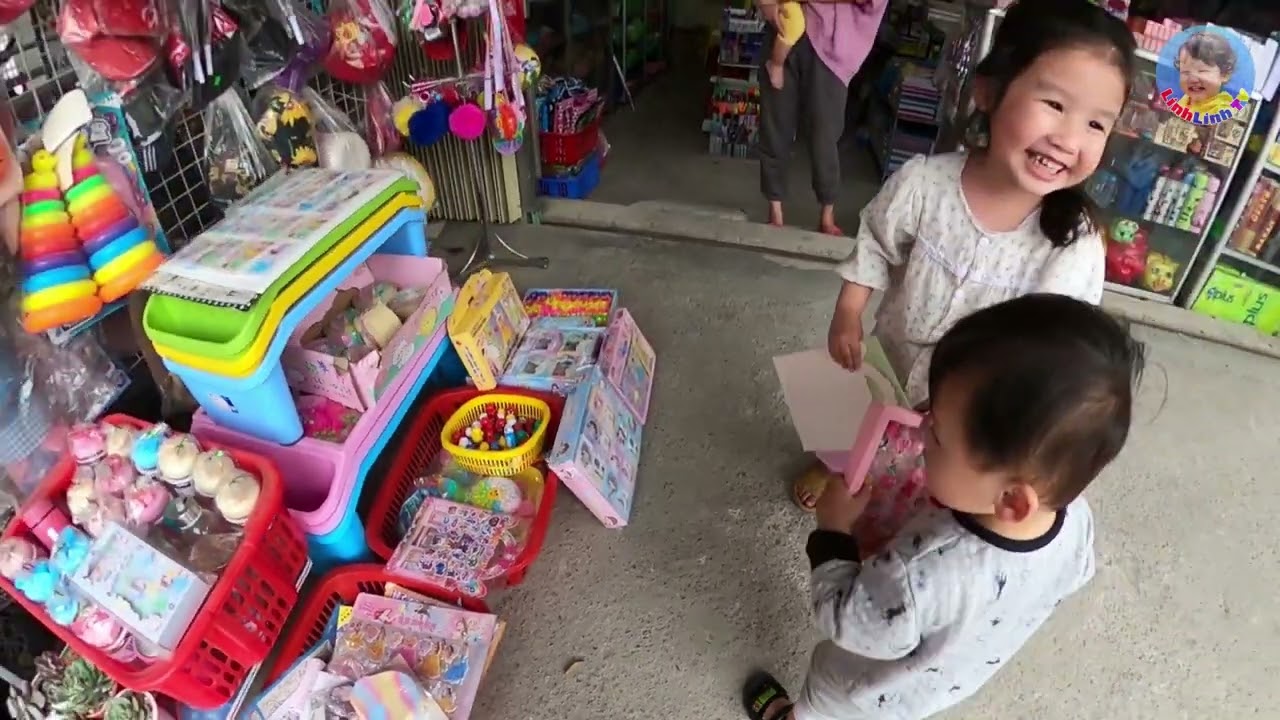 Bé đi mua hình dán ❤  Hình dán đẹp ❤  Hình dán công chúa ❤  hình án con vật ❤ Linhlinh TV